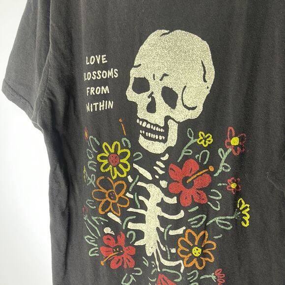 PEACE OF MIND Black Skeleton Flower Graphic Unisex Style Short Sleeve Top Small - Picture 3 of 7